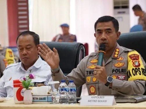 Foto : Kapolres Metro Bekasi, Komisaris Besar Polisi Twedi Aditya Bennyahdi Pimpin Rapat Koordinasi (Rakor) Lintas Sektoral Operasi Lilin Jaya 2024 di Aula Gedung Promoter Polres Metro Bekasi, Rabu (18/12/2024)