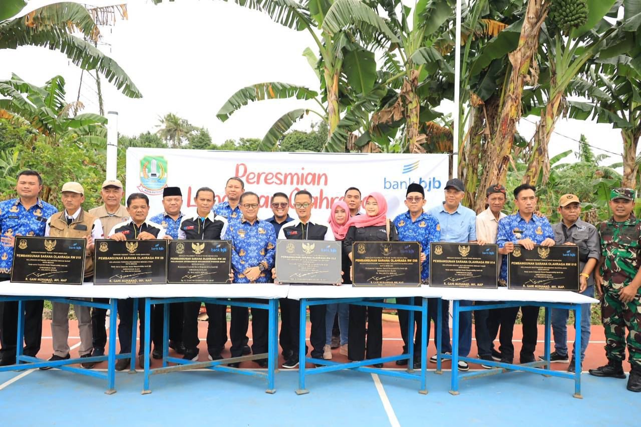Foto : Pemerintah Kota Bekasi melalui program kerjasama Coorporate Social Responsibilty (CSR) dari Bank BJB, memberikan bantuan kepada warga masyarakat
