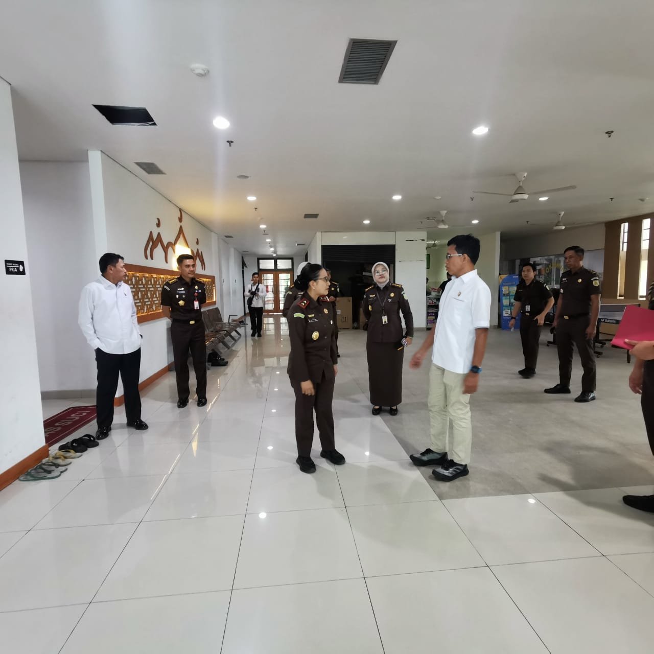 Foto : Ketua Komisi Kejaksaan RI, Prof. Dr. Pujiyono Suwadi, SH. MH, bersama Komisioner Dr. Heffinur, SH. MH. Mereka disambut langsung oleh Kepala Kejaksaan Tinggi Jawa Barat, Dr. Katarina Endang Sarwestri, SH. MH