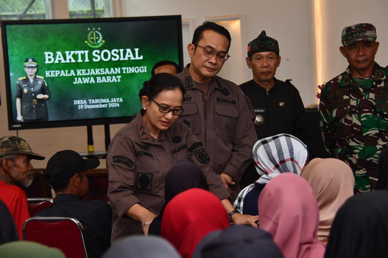 Foto : Kajati Jabar Katarina Endang Sarwestri, S.H., M.H., Menyerahkan Bantuan Berupa Paket Sembako Secara Simbolis