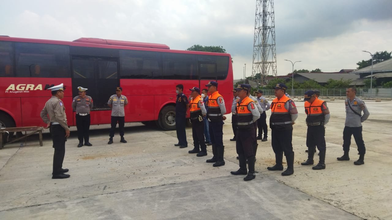 Foto : Inspektur Polisi Satu (Iptu) Fadli Pimpin Gelar Apel Bersama di Terminal Cikarang dalam Giat Ramp Check Kendaraan Angkutan Umum