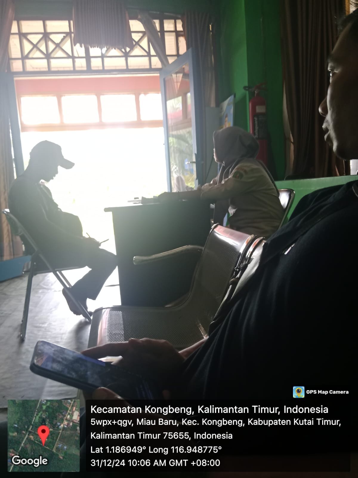 Foto : Petugas Kantor Camat Kongbeng melayani masyarakat dengan ramah dan profesional, memberikan arahan administrasi kepada warga di ruang pelayanan.