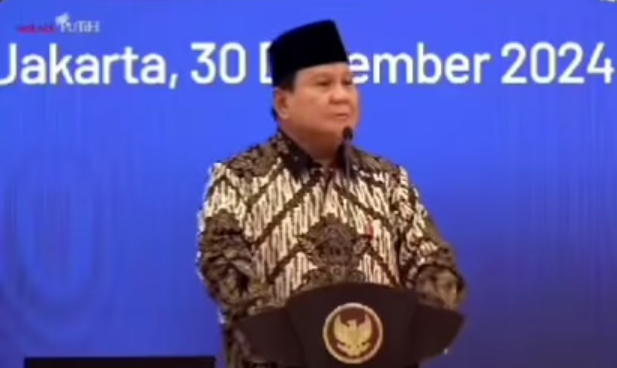 Presiden Prabowo Subianto memberikan pidato tegas di sebuah acara, menyoroti vonis ringan terhadap koruptor triliunan rupiah.