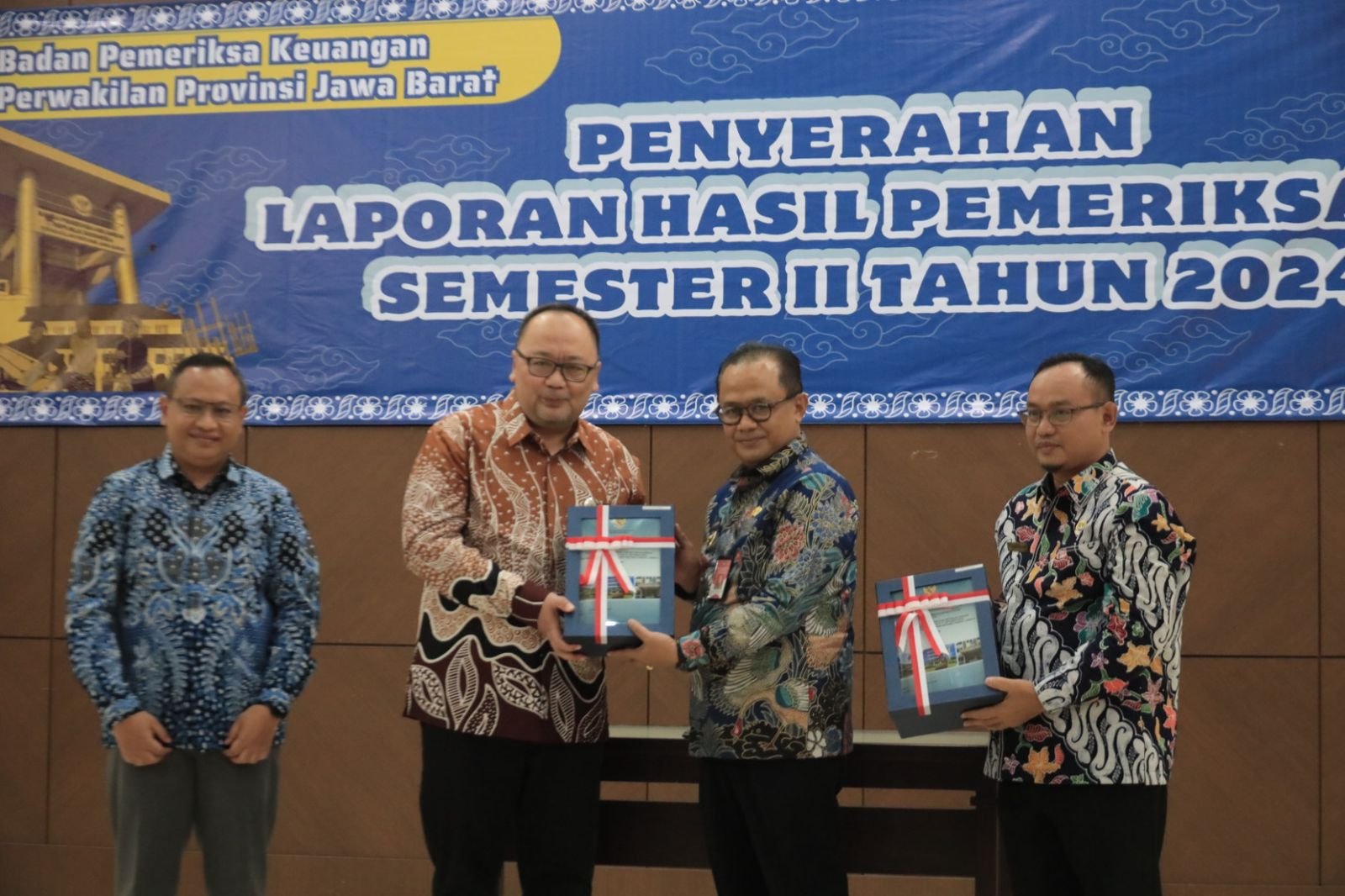 Foto : Pj Wali Kota Bekasi Gani Muhamad bersama Ketua DPRD Kota Bekasi Sardi Efendi dan pejabat lainnya menerima hasil pemeriksaan kinerja dan kepatuhan semester II 2024 dari BPK RI Jawa Barat.