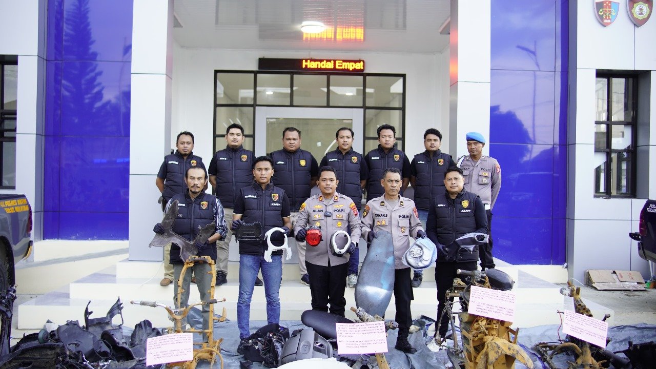 Foto : Polisi Polsek Sangatta Utara menunjukkan barang bukti hasil kejahatan sindikat curanmor yang berhasil diungkap di Kutai Timur