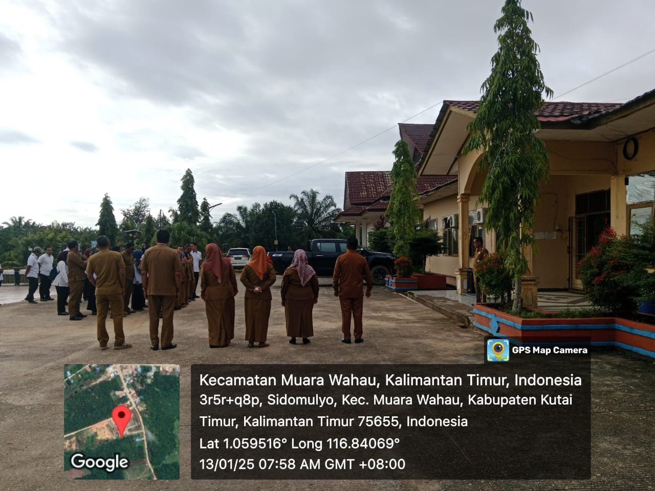 Foto : Camat Muara Wahau, Marlianto, S.Pd., M.Si., memimpin apel pagi bersama staf kecamatan di halaman kantor Muara Wahau, menekankan pelayanan santun kepada masyarakat