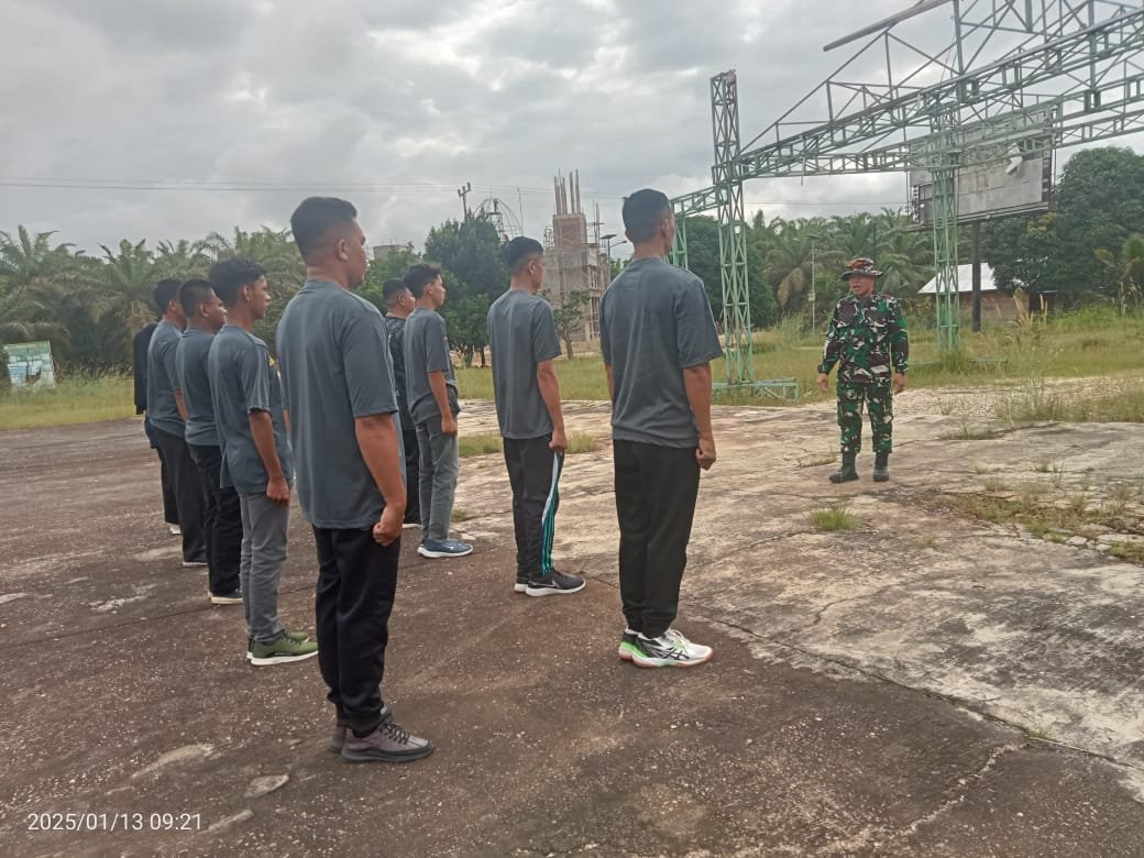 Foto : Pelatihan Bintalsik oleh Babinsa Koramil 0909 di lapangan depan Kantor Kecamatan Muara Wahau untuk calon anggota Satpol PP