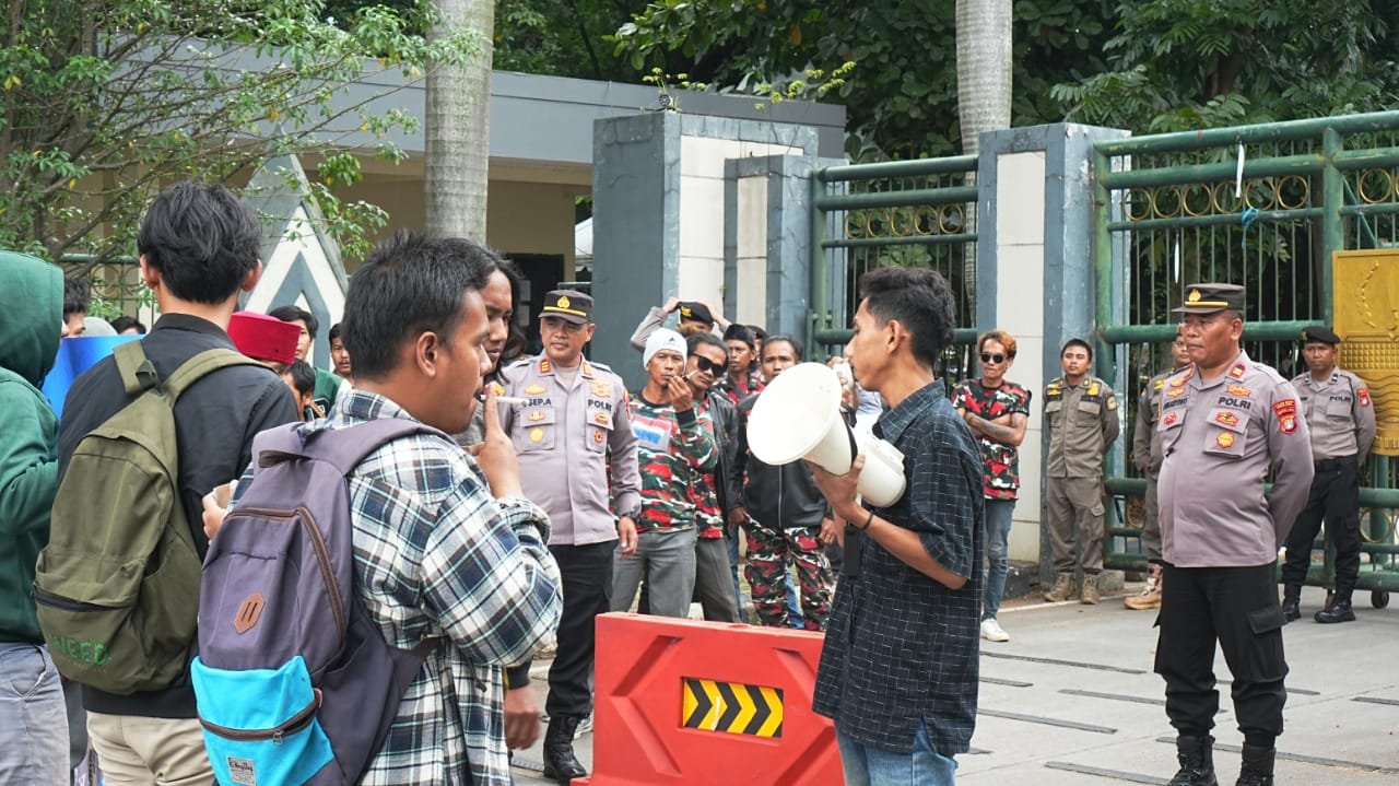 Foto : aksi unjuk rasa menuntut transparansi atas dugaan korupsi dalam proyek pembangunan jembatan Muaragembong di Kabupaten Bekasi