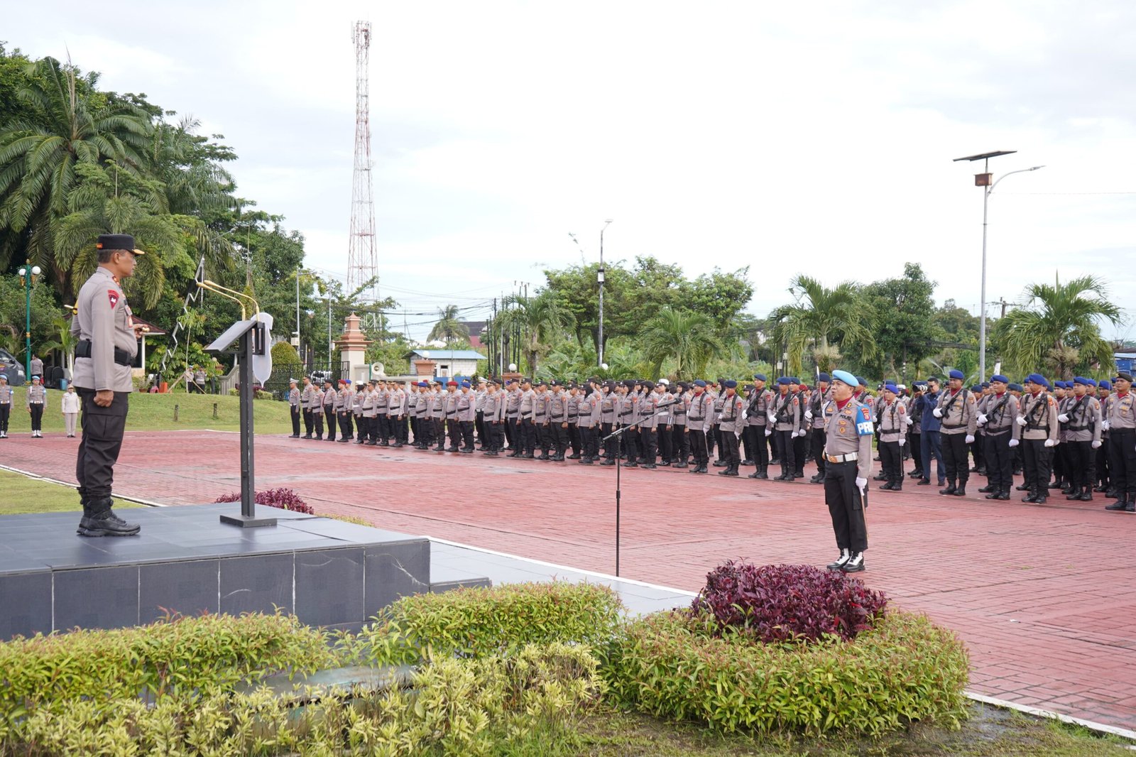 Foto : Kapolda Kaltim Irjen. Pol. Drs. Nanang Avianto memimpin upacara Hari Kesadaran Nasional di lapangan Mapolda Kaltim dengan suasana khidmat yang diikuti personel Polri dan ASN pada 20 Januari 2025.