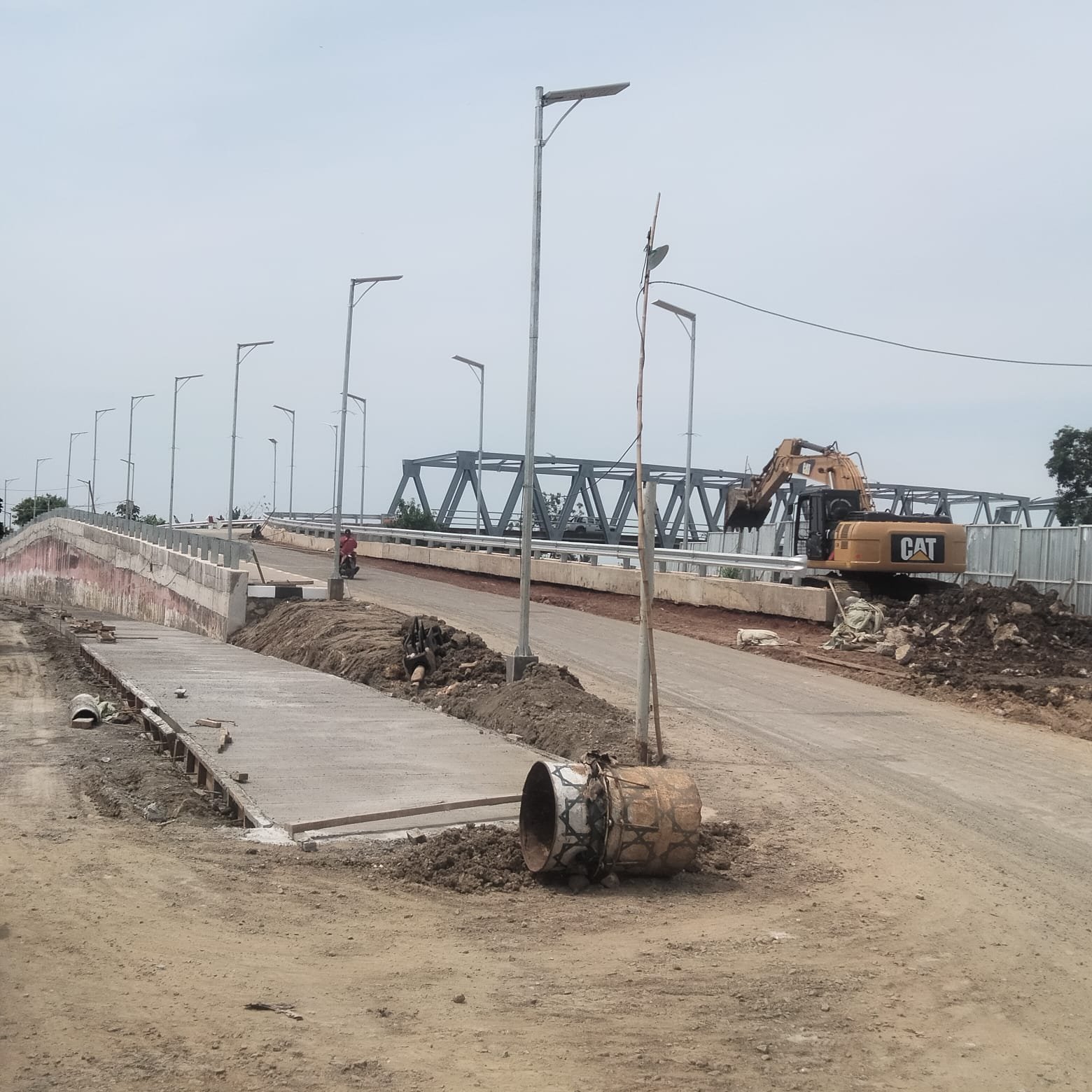 Foto: Oprit jembatan penghubung Desa Pantai Bakti dan Pantai Mekar di Muaragembong yang berbelok tajam, meningkatkan risiko kecelakaan bagi pengguna jalan