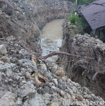 Foto: Rumah keluarga Darma Ambarita di Samosir yang dikelilingi parit besar akibat Konflik Lahan, membuat mereka terisolasi secara fisik.