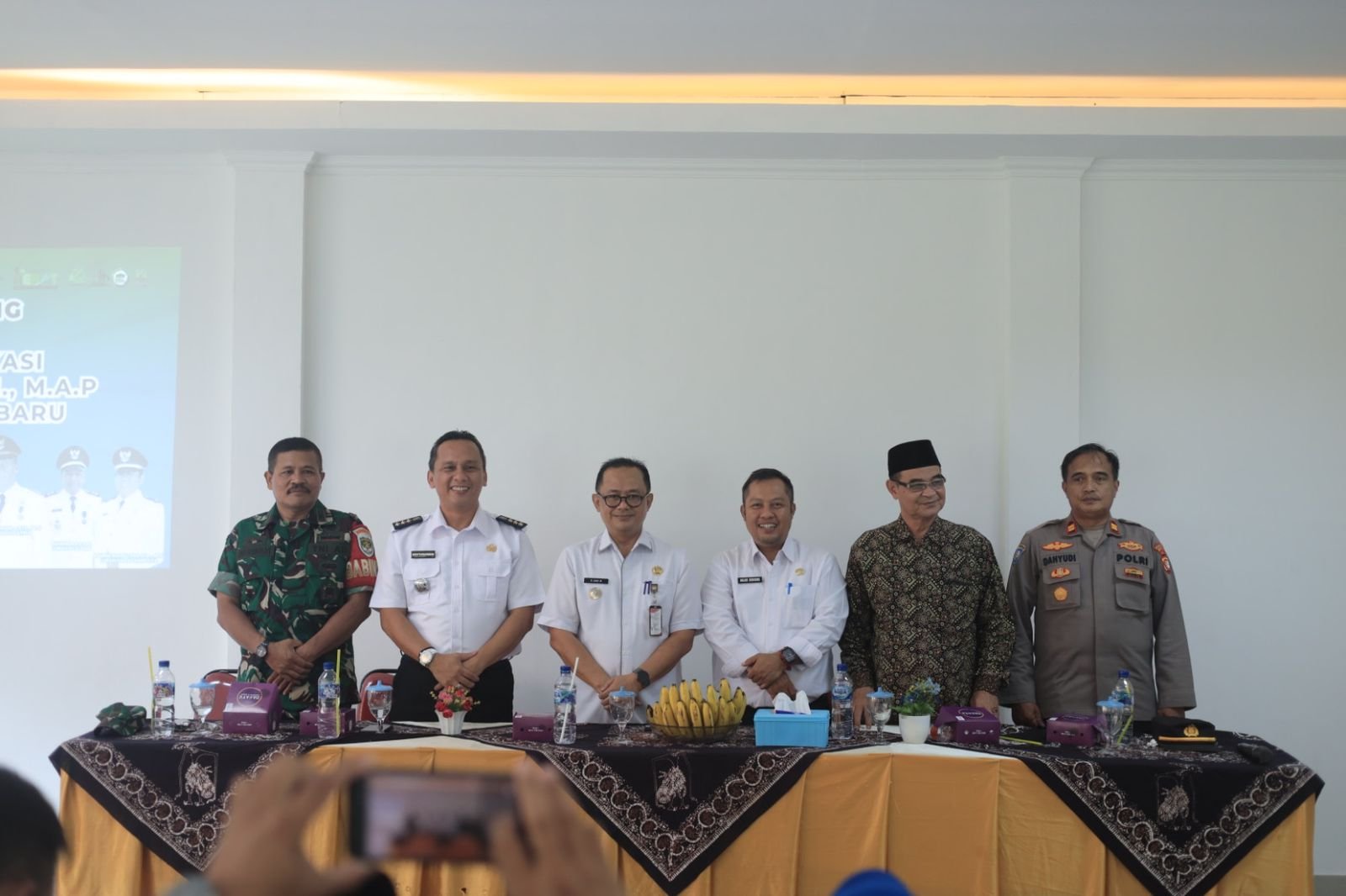 Foto : Pj Wali Kota Bekasi Gani Muhamad foto bersama setelah memimpin rapat minggon di Kecamatan Medan Satria, sambil menyampaikan pamitan dan rasa terima kasih kepada aparatur pemerintah.