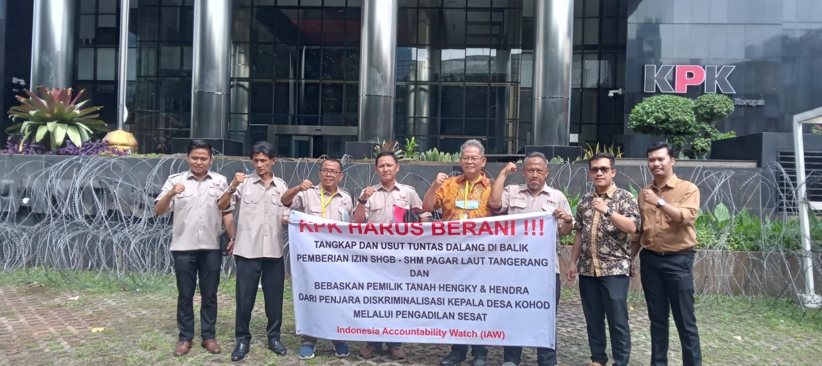 Foto: Anggota Lembaga IAW melaporkan dugaan gratifikasi penerbitan SHGB atas tanah Laut Utara Tangerang kepada KPK, melibatkan oknum pejabat dan kepala desa.