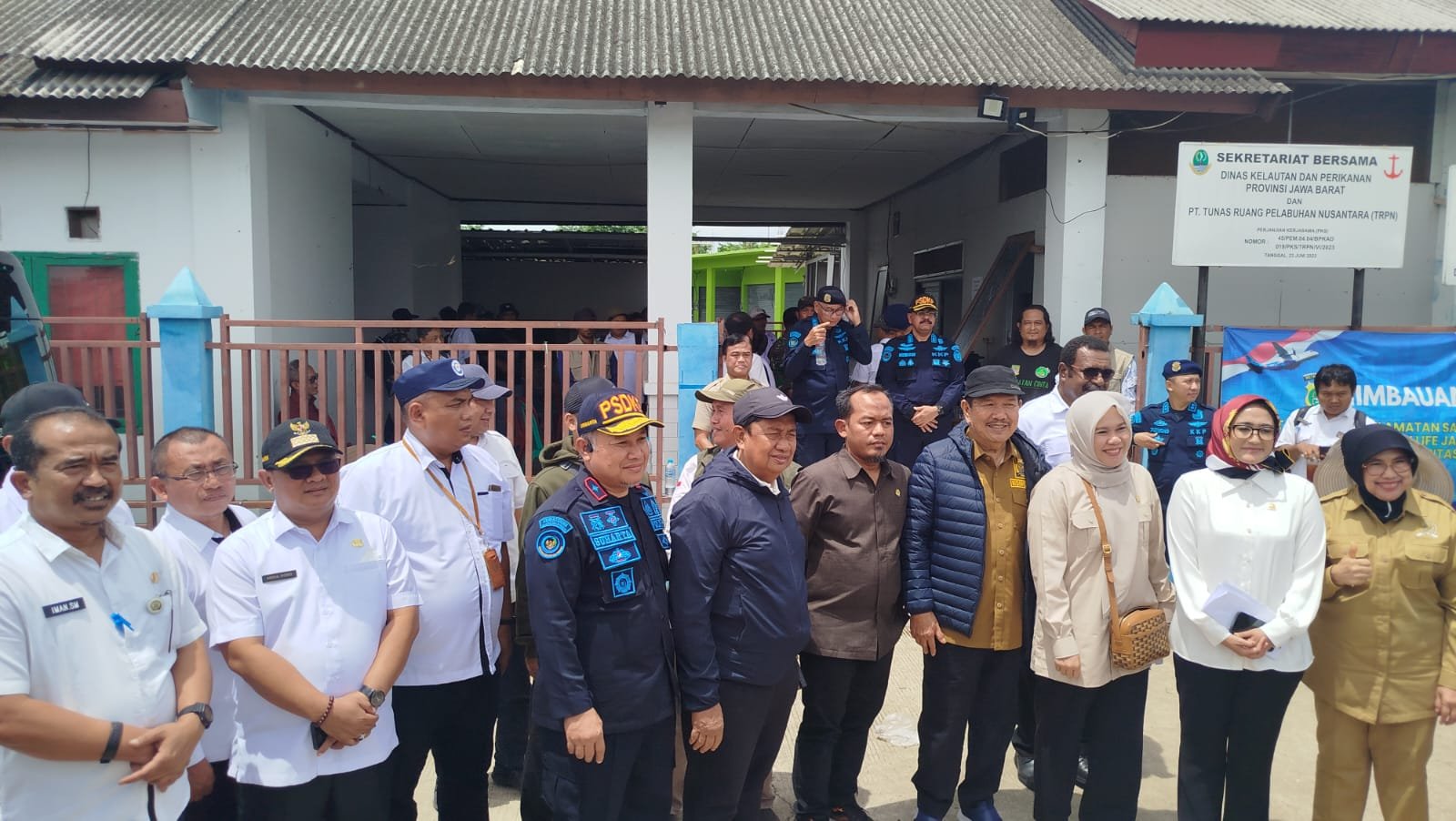 Foto: Anggota Komisi IV DPR RI meninjau pagar laut di perairan Tarumajaya, Bekasi, untuk memastikan kepatuhan hukum terkait dugaan reklamasi ilegal oleh PT TRPN yang belum memiliki izin PKKPRL.