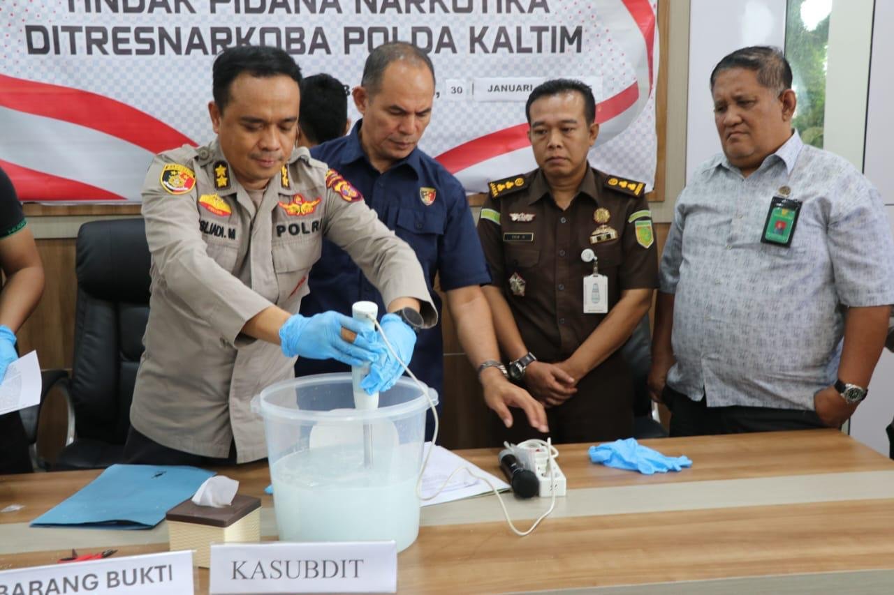 Foto : Kapolda, Polda Kaltim sedang memusnahkan barang bukti sabu seberat 484,84 gram dalam sebuah acara resmi yang dihadiri aparat penegak hukum.