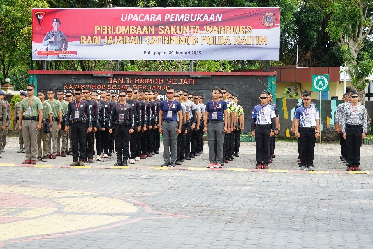 Foto: Personel Brimob Polda Kaltim Apel pembukaann lomba ketangkasan 'Sakunta Warriors', menghadapi rintangan fisik dan strategi untuk meningkatkan profesionalisme