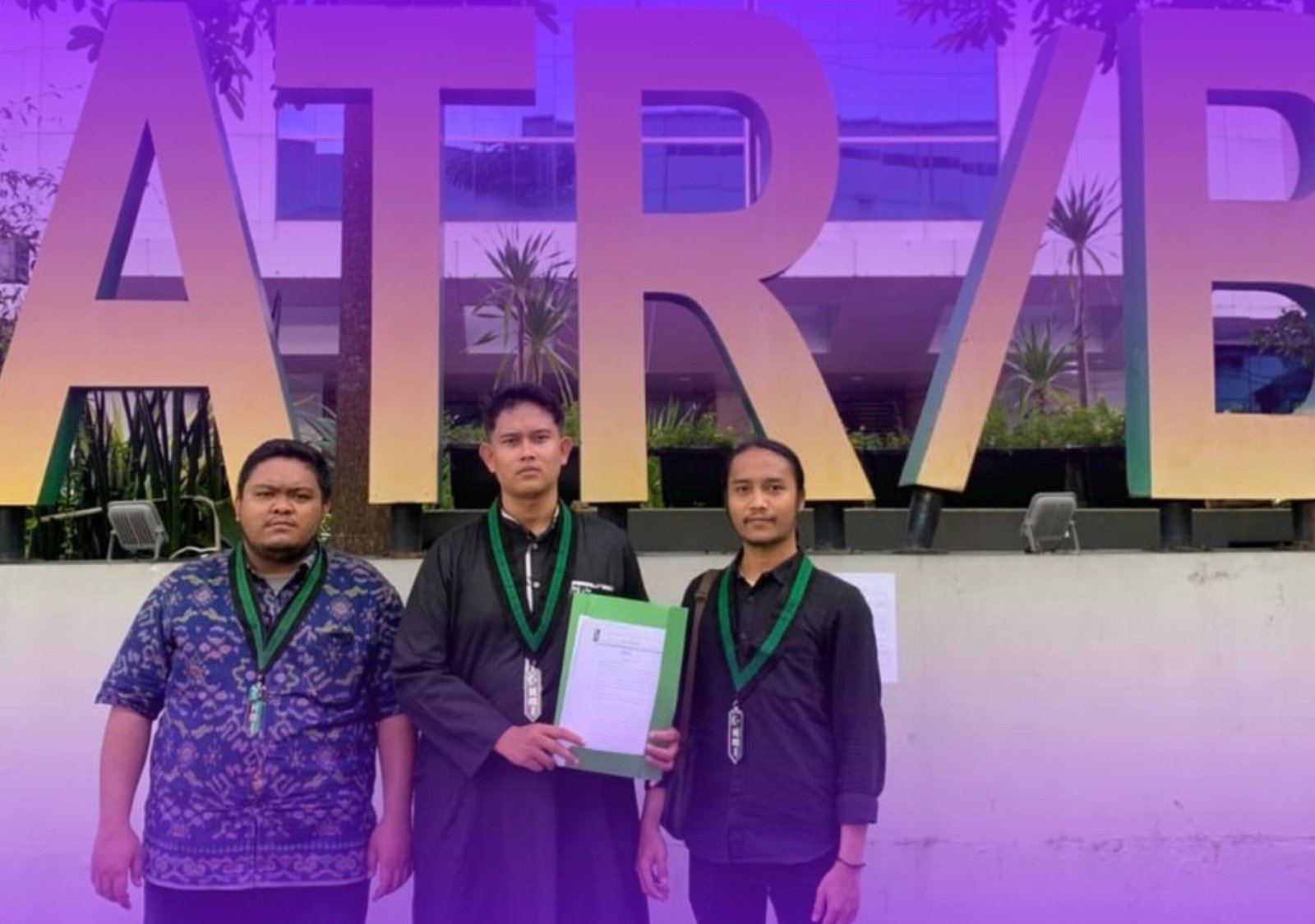 Foto: Tim Fungsionaris Himpunan Mahasiswa Islam (HMI) Cabang Bekasi, yang terdiri dari Muhammad Sandriyansyah (Kabid Hukum & HAM), Renvino Akbar (Kabid Hubungan Antar Lembaga), dan Iskandar Zulkarnain (Kabid PTKP)