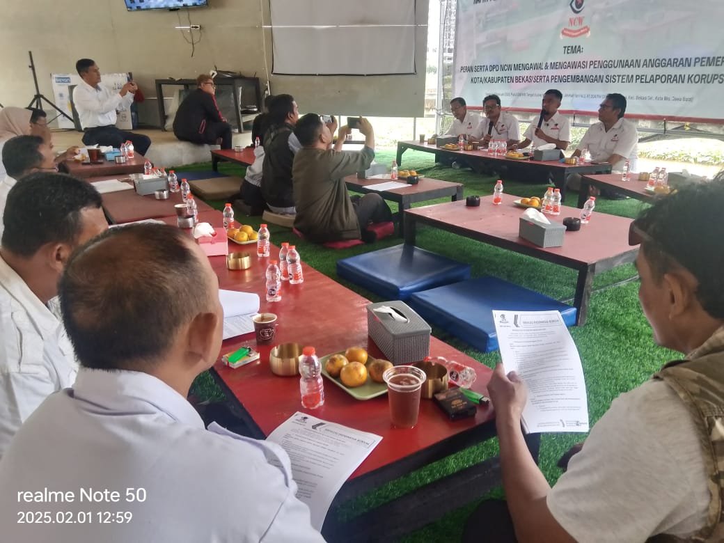 Foto: Ketua NCW DPD Bekasi Raya, Herman Parulian Simaremare, memimpin rapat kerja yang membahas strategi pengawasan anggaran dan pemberantasan korupsi di Bekasi Raya.