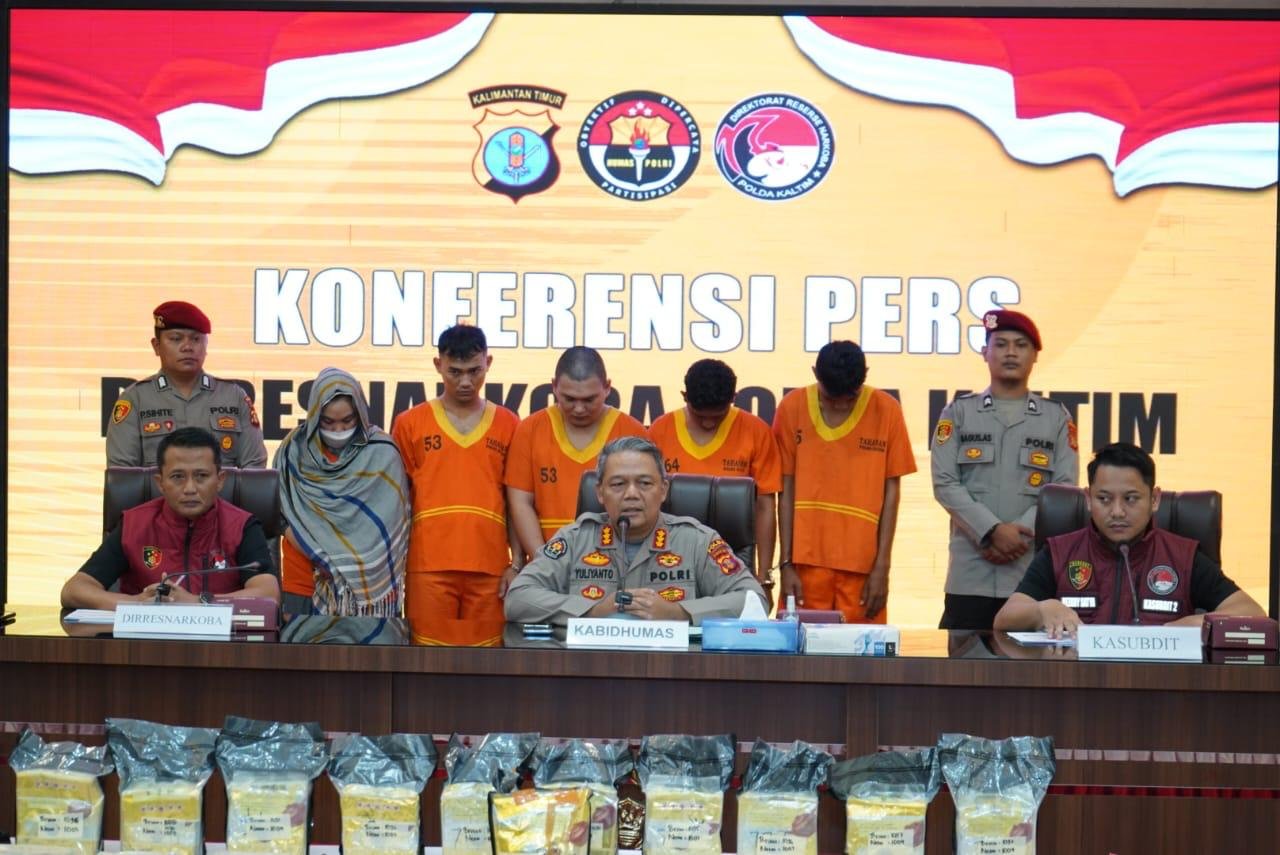 Foto: Petugas Ditresnarkoba Polda Kaltim ungkap narkoba, menunjukkan barang bukti narkotika hasil pengungkapan dalam konferensi pers di Gedung Mahakam, Balikpapan.