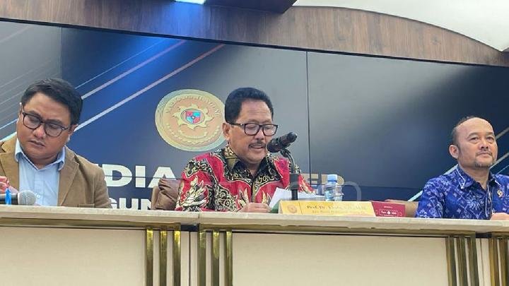 Foto: Juru Bicara Mahkamah Agung Yanto(tengah) memberikan keterangan pers di Gedung Mahkamah Agung, Jakarta, 13 Februari 2025.