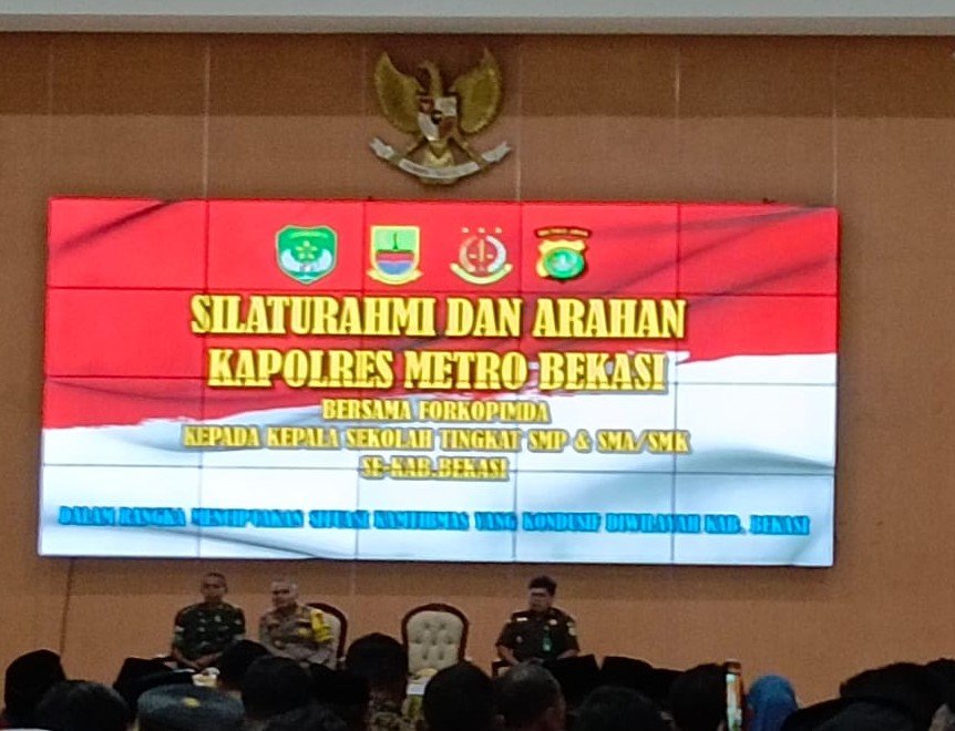 Kapolres Metro Bekasi bersama Forkopimda dan kepala sekolah berdiskusi dalam sebuah pertemuan di Gedung Swatantra Wibawa Mukti untuk membahas upaya menanggulangi kenakalan remaja dan tawuran pelajar