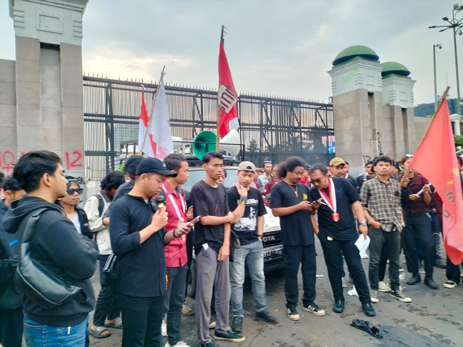 Massa aksi dari Aliansi Front Pengadilan Rakyat menggelar demonstrasi di depan Gedung DPR RI menolak revisi UU Minerba, membawa spanduk dan poster tuntutan.