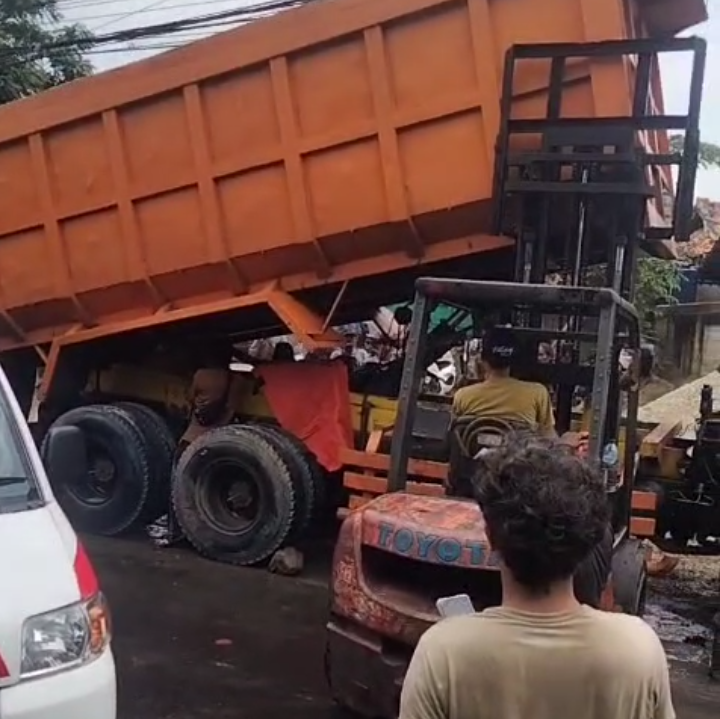 Foto: Evakuasi Korban dan olah TKP di lokasi kecelakaan kerja sopir dump truk di Cikarang Selatan.