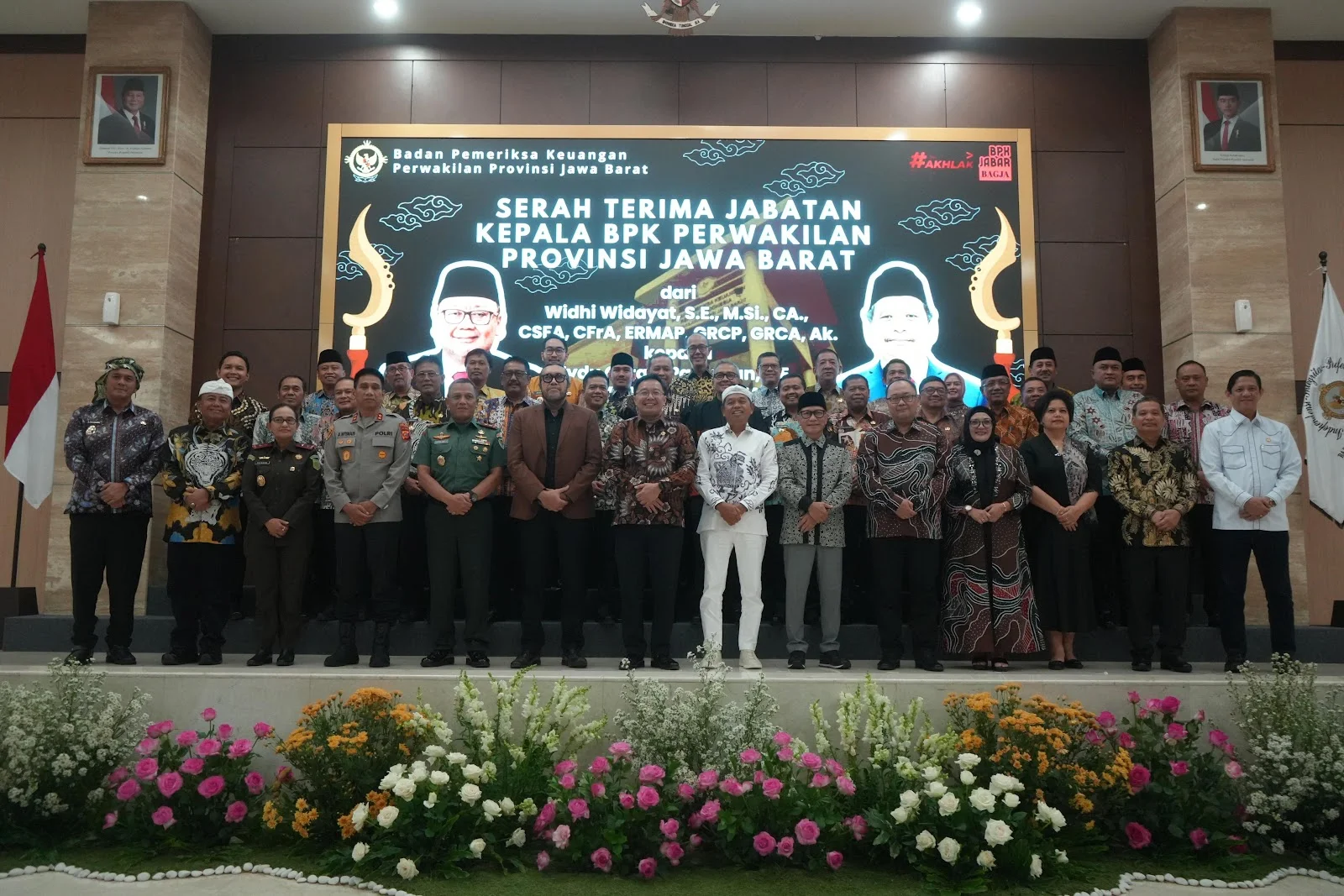 Serah terima jabatan Kepala BPK Perwakilan Jawa Barat antara Widhi Widayat dan Eydu Oktain Panjaitan di Auditorium Kantor BPK Jawa Barat, 13 Maret 2025.
