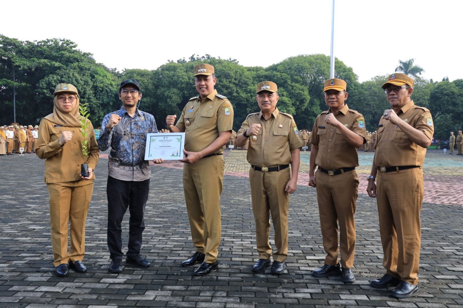 Wali Kota Bekasi Tri Adhianto didampingi Wakil Wali Kota Bekasi Abdul Harris Bobihoe memimpin apel pagi perdana