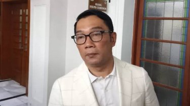 Tim penyidik KPK saat melakukan penggeledahan di rumah mantan Gubernur Jawa Barat, Ridwan Kamil, terkait dugaan korupsi dana iklan Bank BJB.