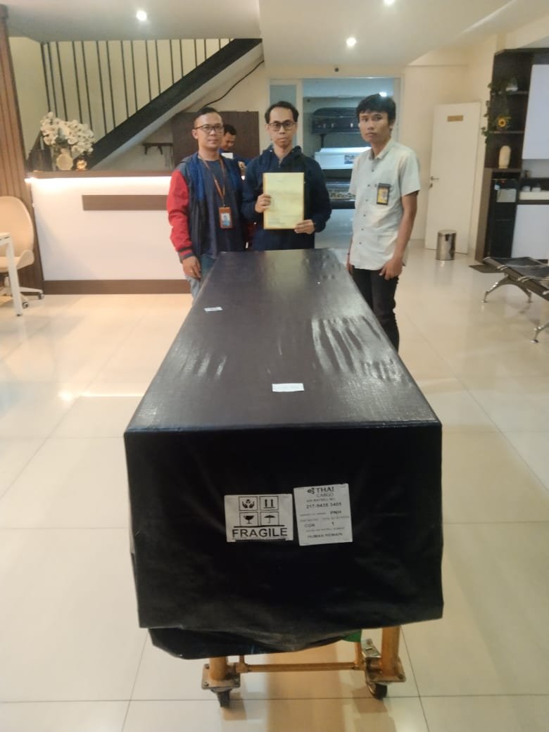 Pemulangan jenazah TKI Oleh Petugas, keluarga menyambut kedatangan jenazah Soleh Darmawan di Bekasi setelah dipulangkan dari Kamboja.