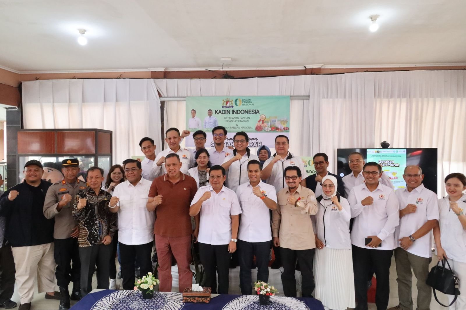Wali Kota Bekasi Tri Adhianto bersama Ketua Kadin Indonesia dan Kepala Bapanas meninjau stan Gerakan Pangan Murah di Pondok Gede.