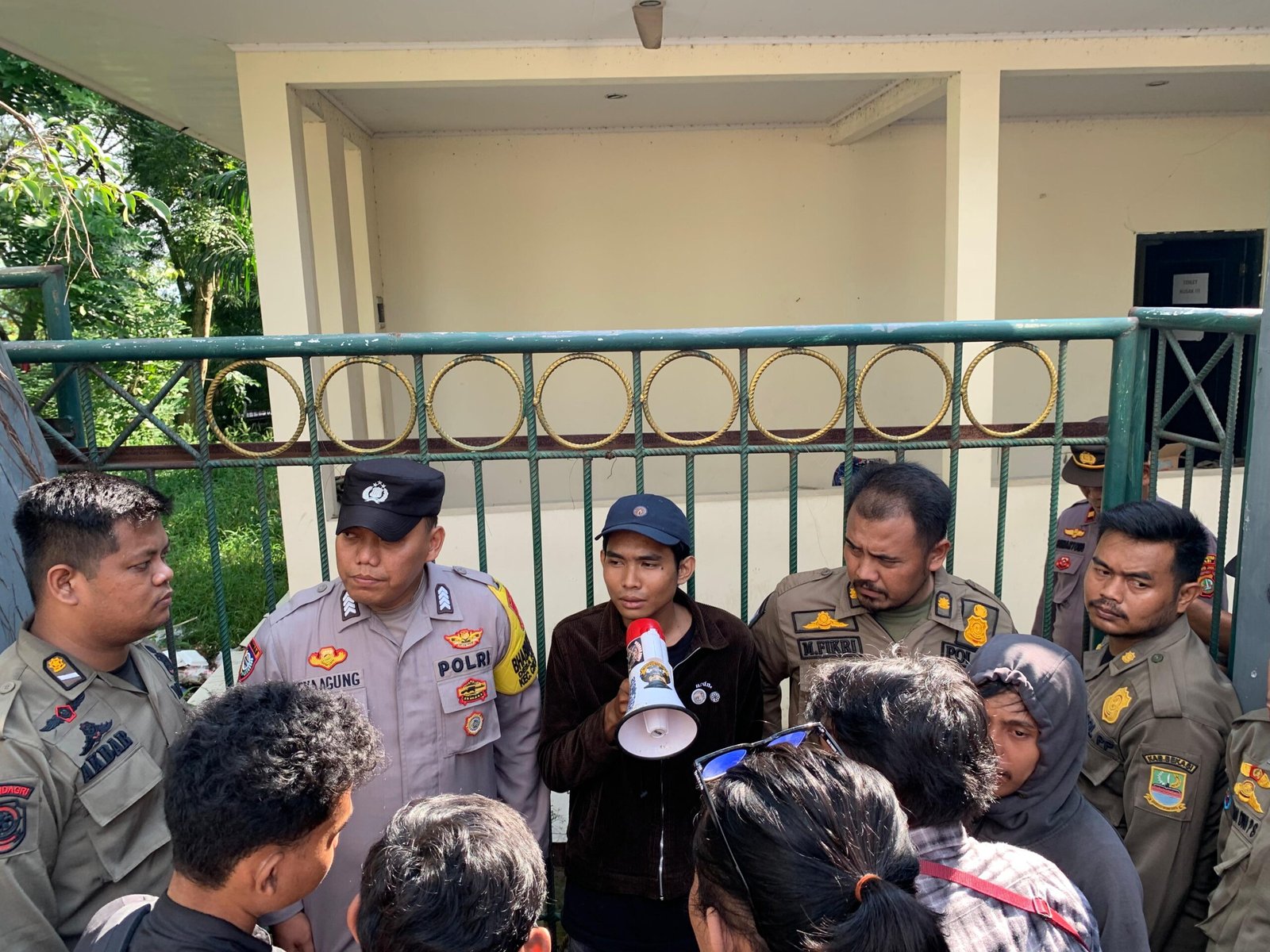 Warga Kabupaten Bekasi mengajukan somasi terbuka terhadap Bupati Ade Kunang Kuswara terkait dugaan pelanggaran dalam pengangkatan Dirut PDAM Tirta Bhagasasi.