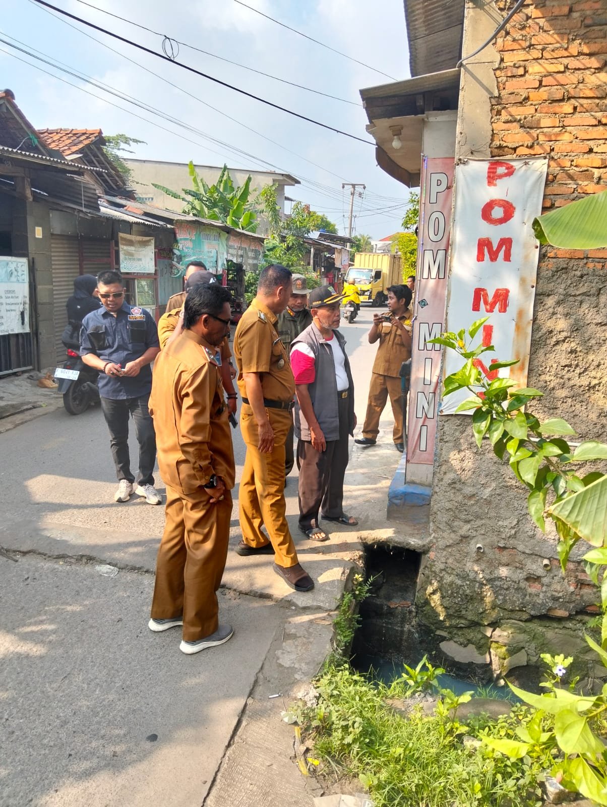Kepala Desa Mangun Jaya Jayadi Said bersama Camat Tambun Selatan saat meninjau lokasi bangunan liar di RT 002 RW 002 Desa Mangun Jaya.