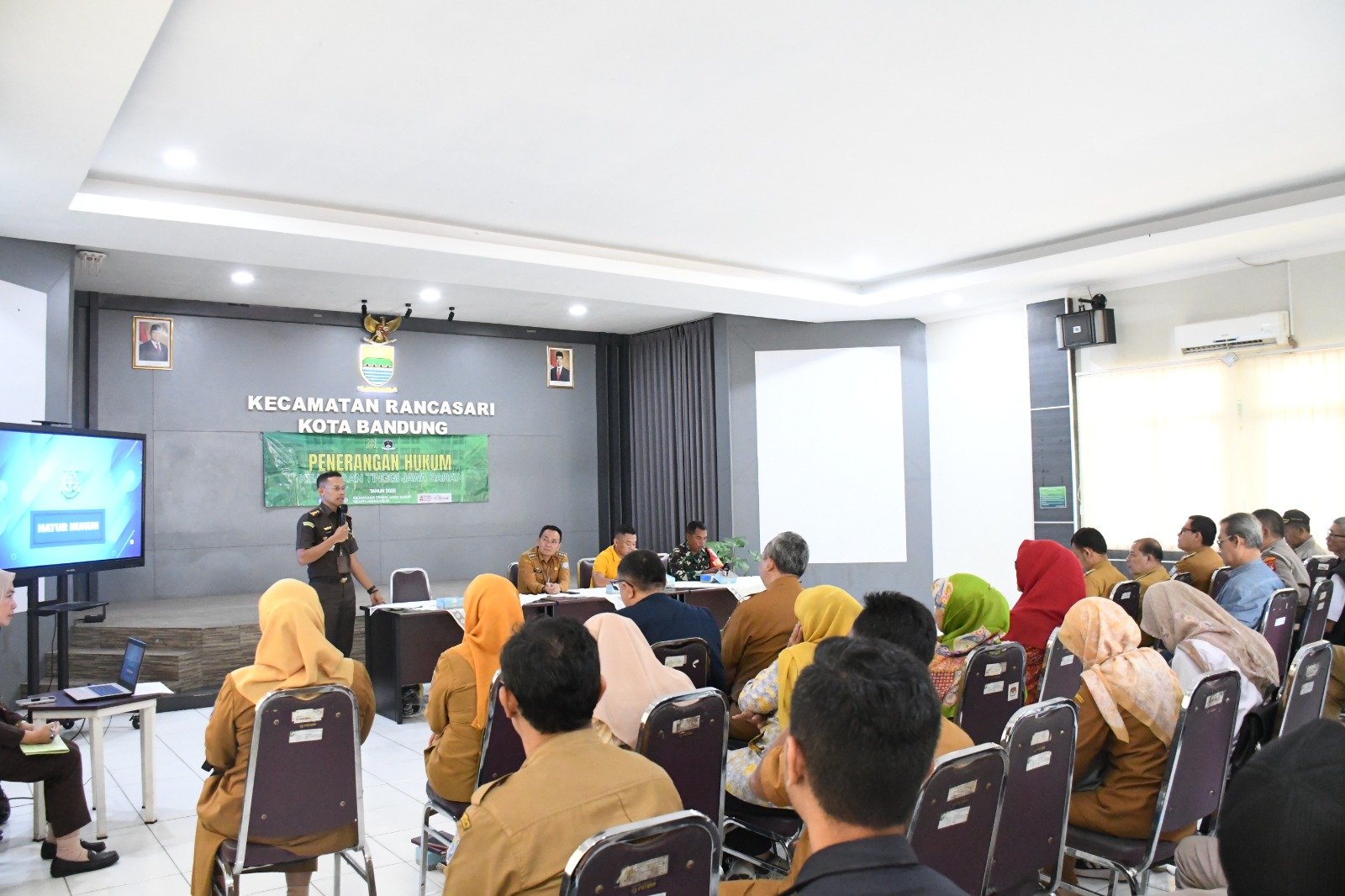 Tiga orang perwakilan masyarakat menghadiri kegiatan Penerangan Hukum Kejati Jabar di Kecamatan Rancasari, Kota Bandung, dalam upaya pencegahan korupsi dana desa tahun 2025.