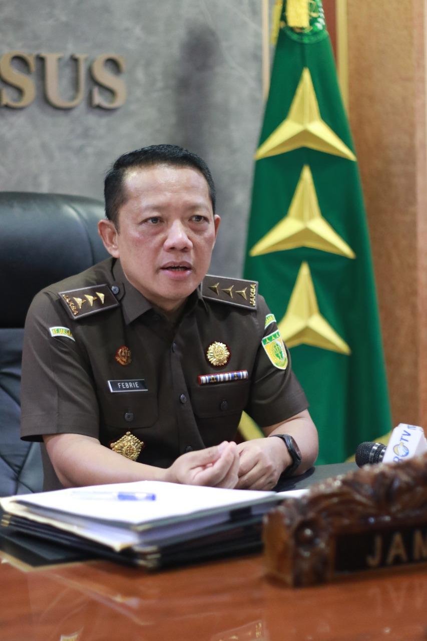Tim Jaksa Penyidik Kejaksaan Agung memeriksa saksi kasus korupsi tata niaga timah dan impor gula di Jakarta