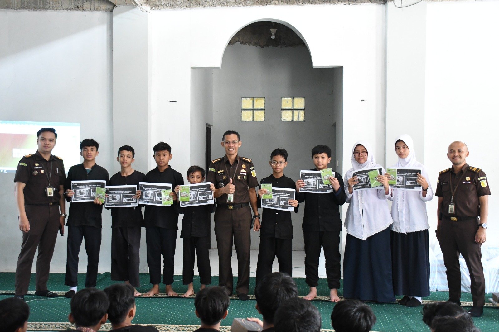 Kejaksaan Tinggi Jawa Barat memberikan penyuluhan hukum kepada siswa SMPN 59 Bandung dalam kegiatan Jaksa Masuk Sekolah, 8 Mei 2025