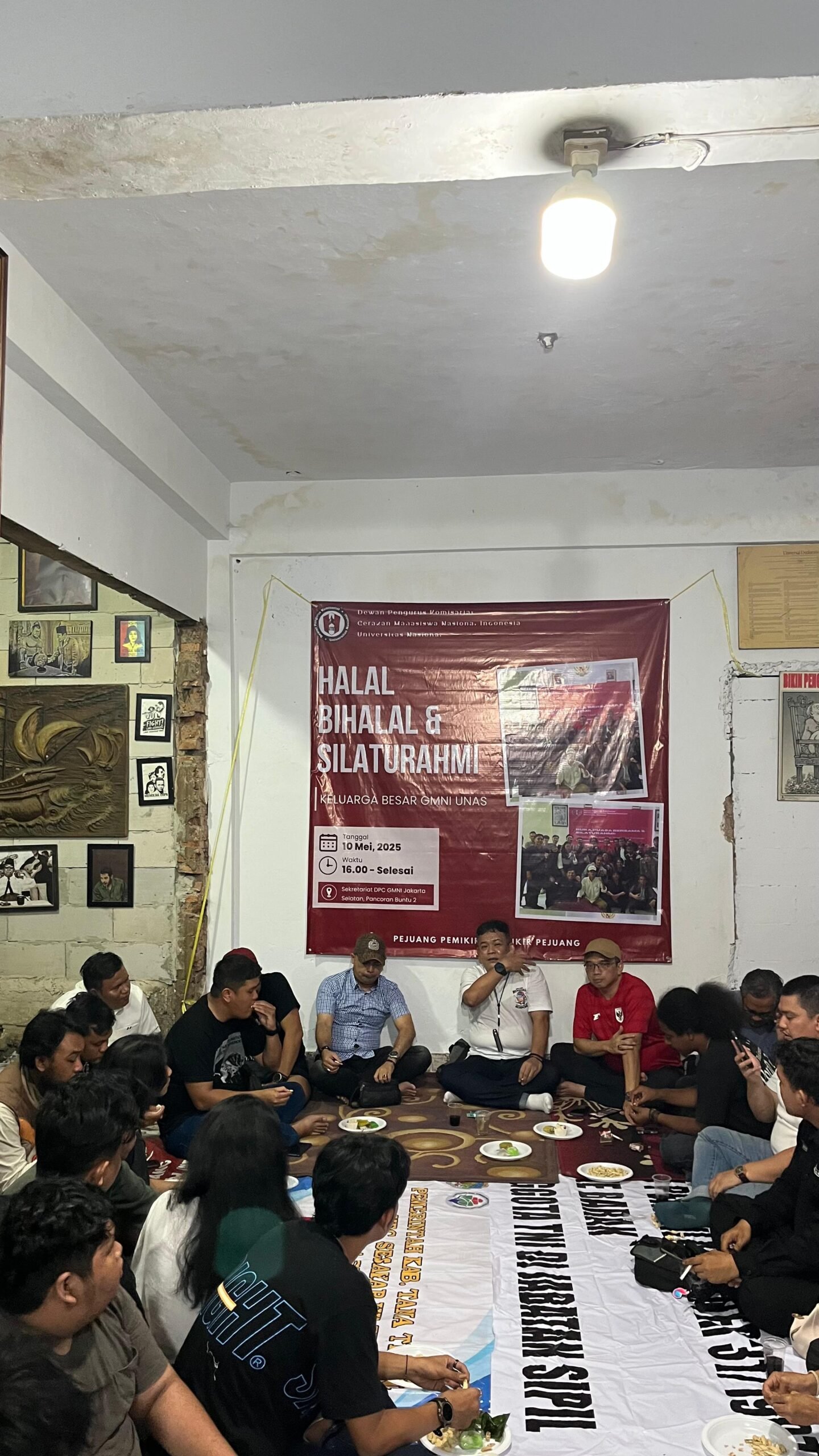 Ketua DPC PA GMNI Jakarta Selatan, Bung Aldon, menyampaikan sambutan dalam acara Halal Bihalal bersama GMNI Unas yang dihadiri alumni dan kader di Sekretariat DPC Jakarta Selatan.