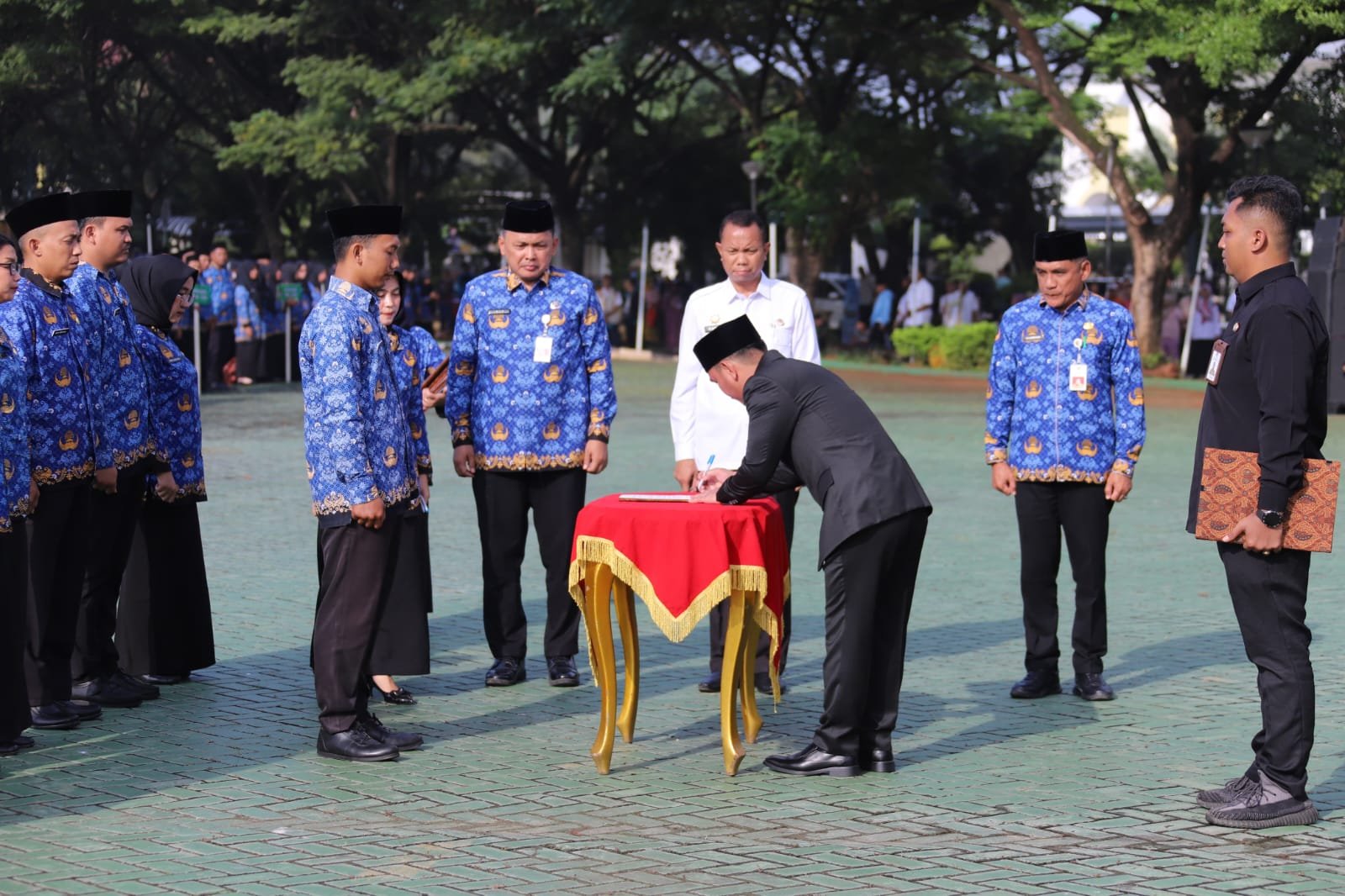 Ade Kuswara Kunang, SH. Saat Penandatanganan mengangkat Pegawai Pemerintah dengan Perjanjian Kerja (P3K) pada Rabu 26 April 2025 oleh Bupati Bekasi