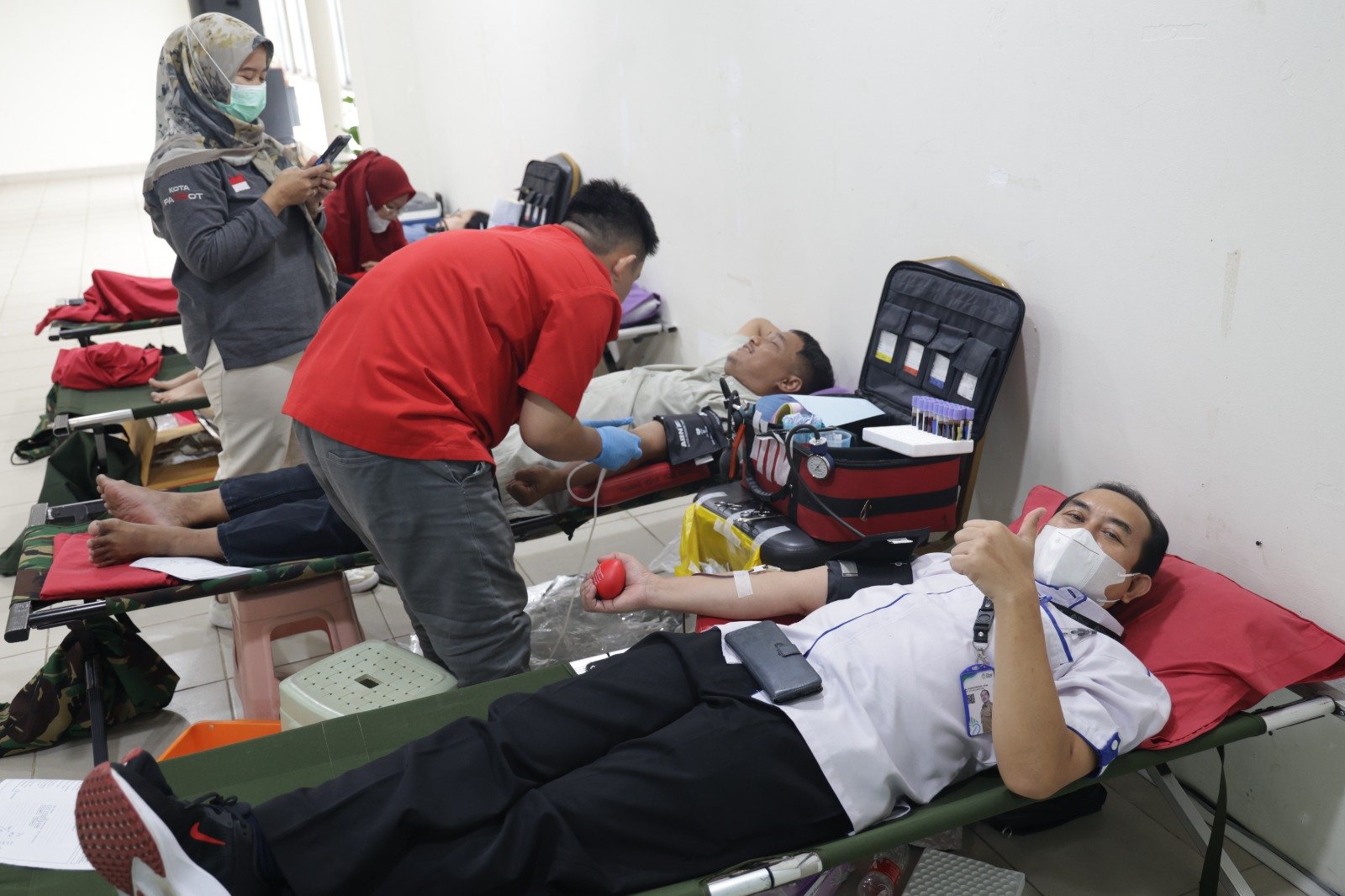 Petugas RSUD CAM dan PMI Bekasi menggelar aksi donor darah di Aula Gedung A dalam rangka Hari Kebangkitan Nasional 2025