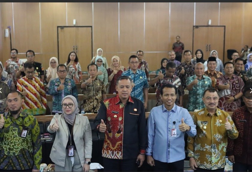 Wali Kota Bekasi memimpin rapat koordinasi bersama OPD, BUMD, dan BLUD terkait tindak lanjut surat KPK tentang tata kelola pemerintahan daerah.