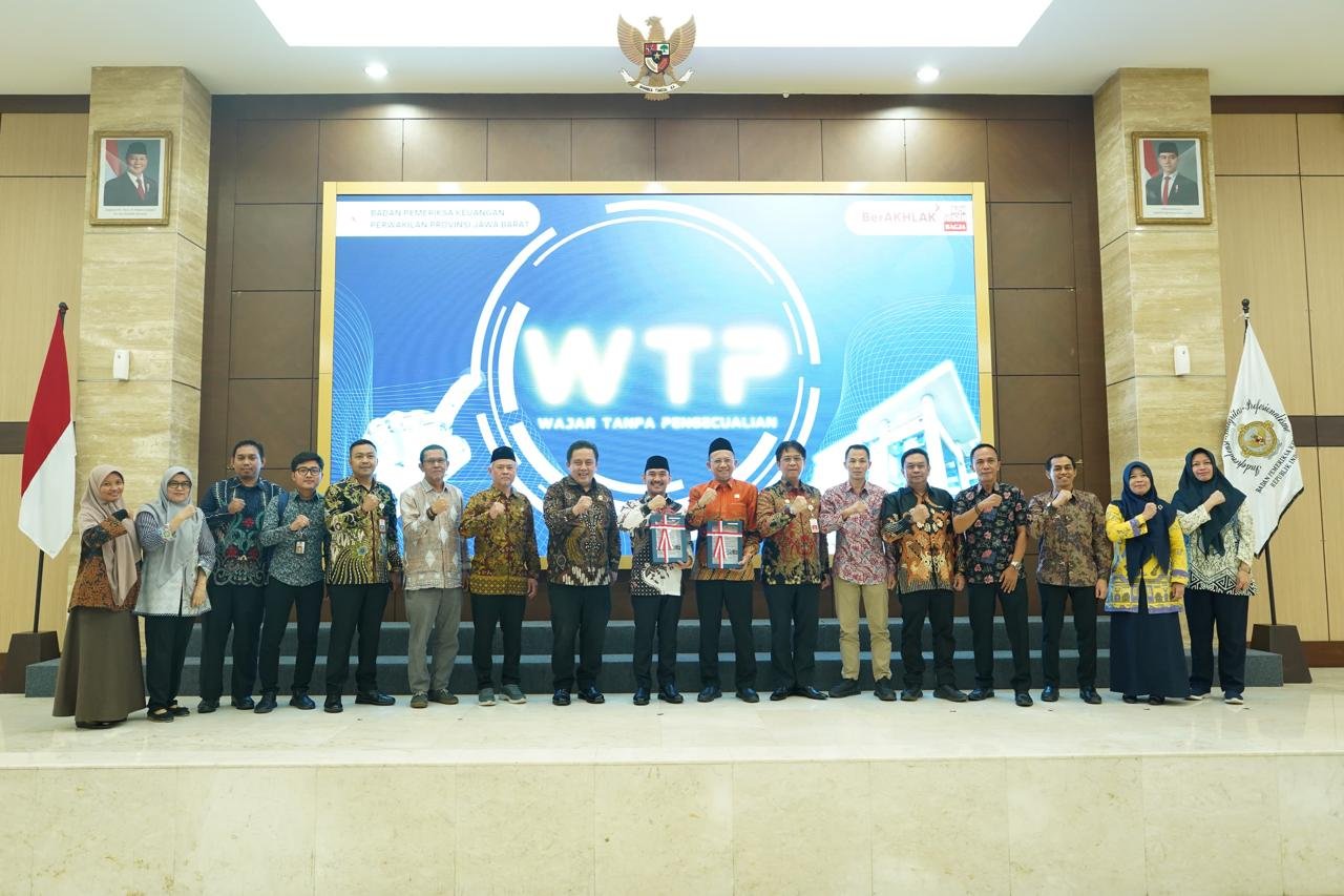 Penyerahan langsung LHP LKPD 2024 oleh Kepala BPK Jawa Barat kepada Pemerintah Kabupaten Bekasi