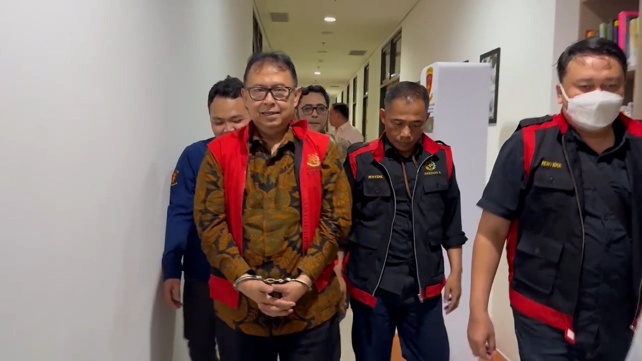Petugas Kejati Jabar membawa tersangka Y.I, mantan Sekda Kota Bandung, ke Rutan Kebon Waru atas dugaan korupsi aset Kebun Binatang Bandung.