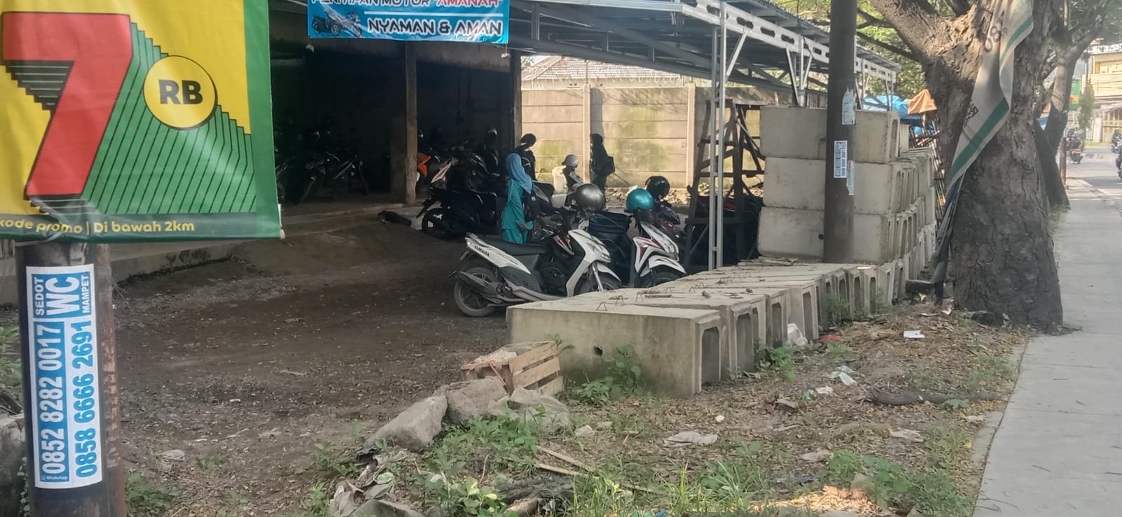Foto : lokasi parkiran siswa SMKN 2 Cikarang Barat yang diduga disewakan oleh kepala sekolah untuk kegiatan komersial.