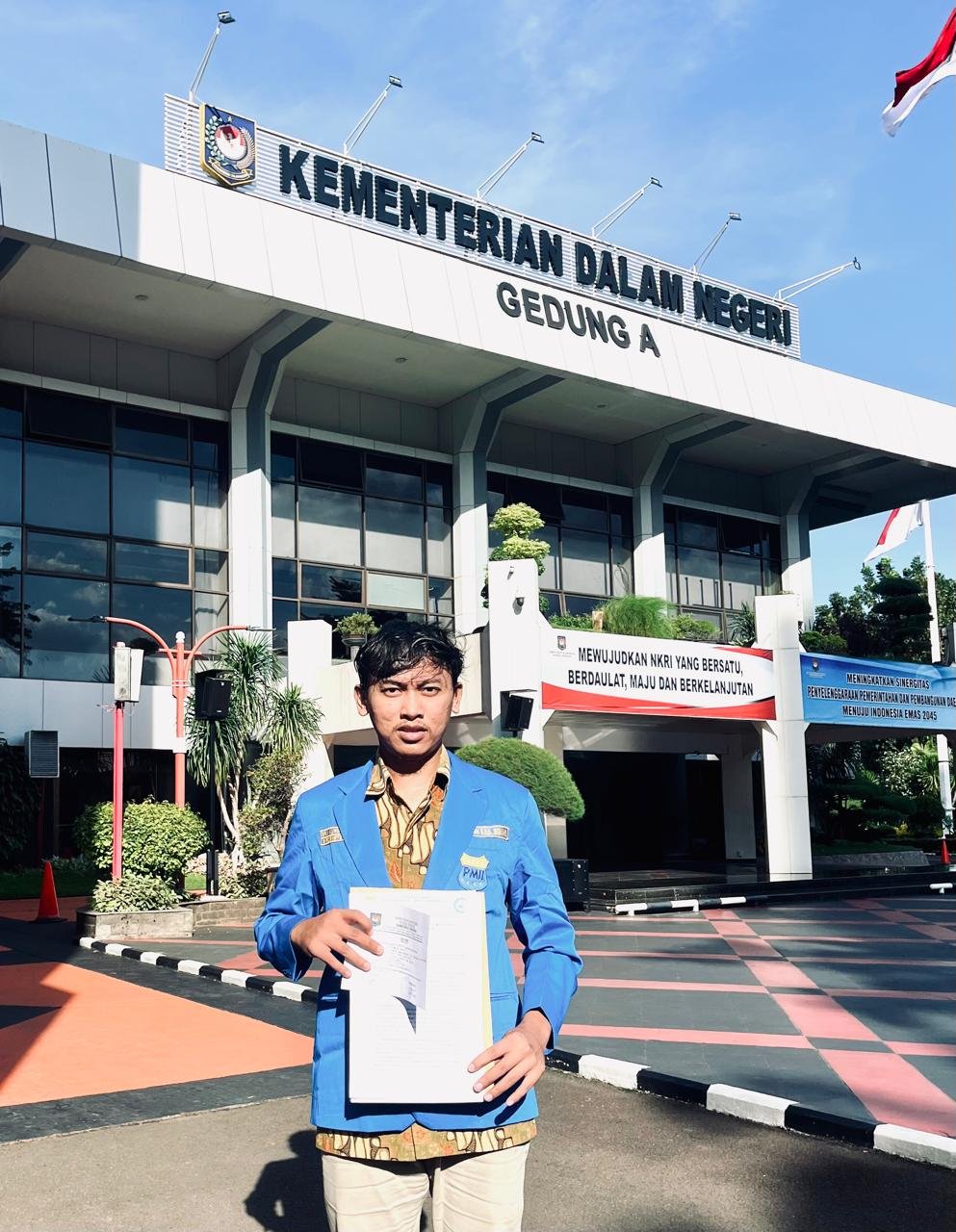 Foto dokumentasi aksi mahasiswa PMII Bekasi saat melaporkan pengangkatan Direktur Usaha Perumda Tirta Bhagasasi ke Kementerian Dalam Negeri.