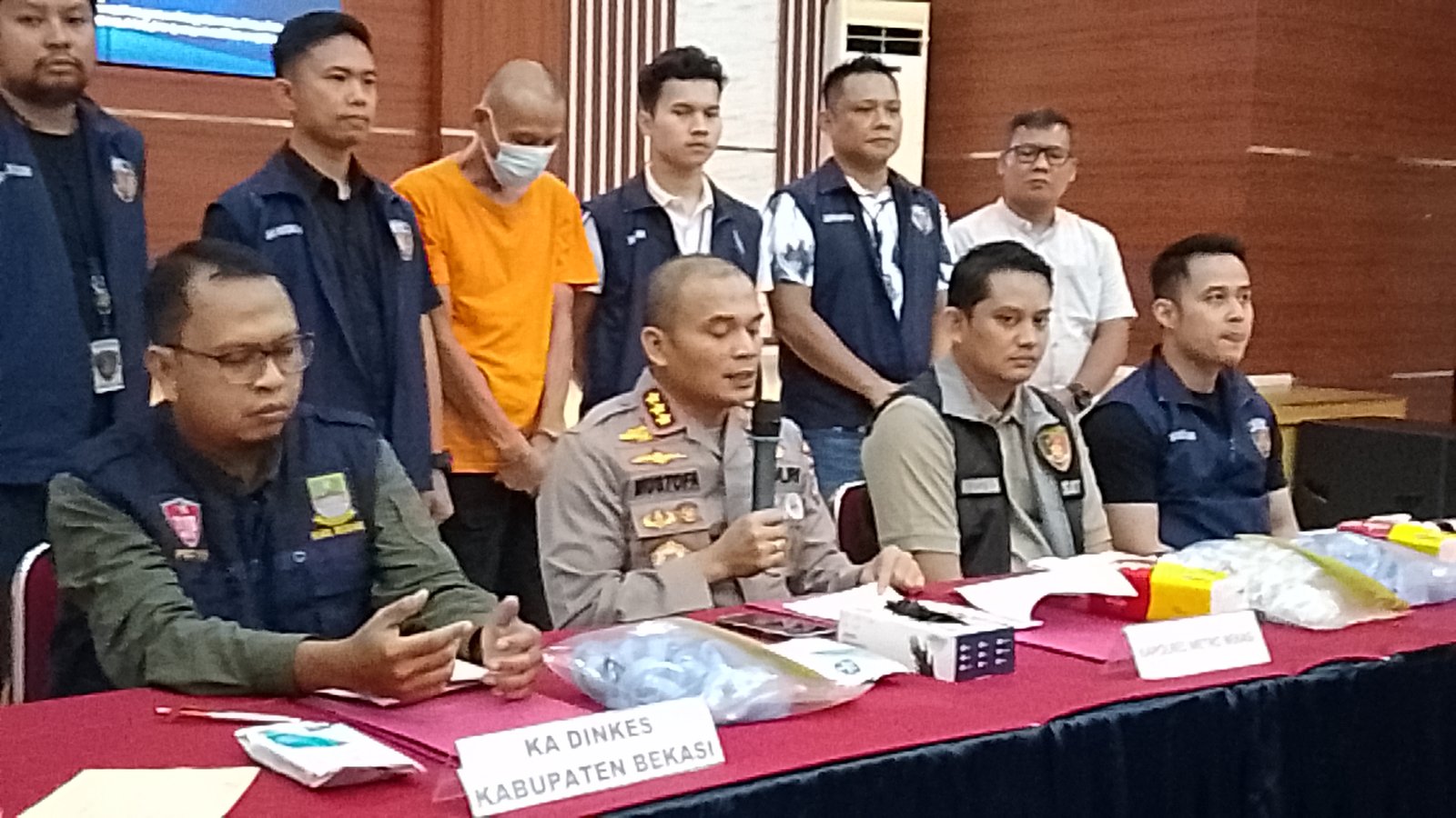 Kapolres Metro Bekasi menunjukkan barang bukti galon palsu bermerek Le Minerale yang diproduksi dari air sumur bor tanpa izin dalam konferensi pers, Jumat (23/5)