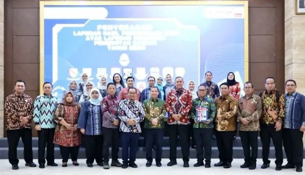 Kepala BPK Jawa Barat menyerahkan LHP LKPD 2024 kepada perwakilan Kota Bekasi