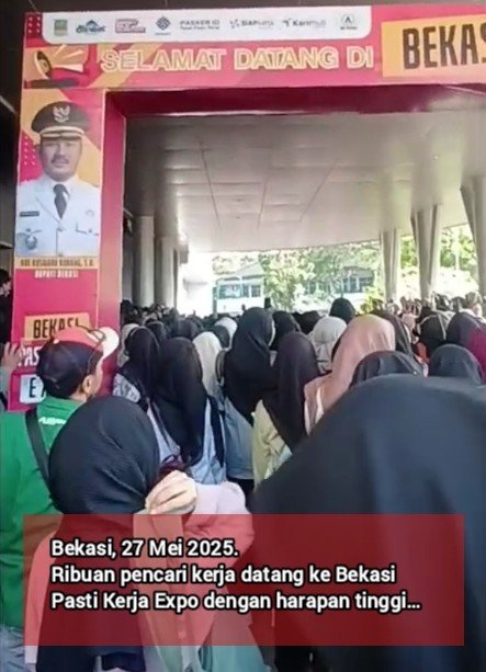 Antrean panjang pencari kerja di Job Fair Bekasi 2025 akibat sistem barcode gagal, mencerminkan kekecewaan massal di tengah panas terik.