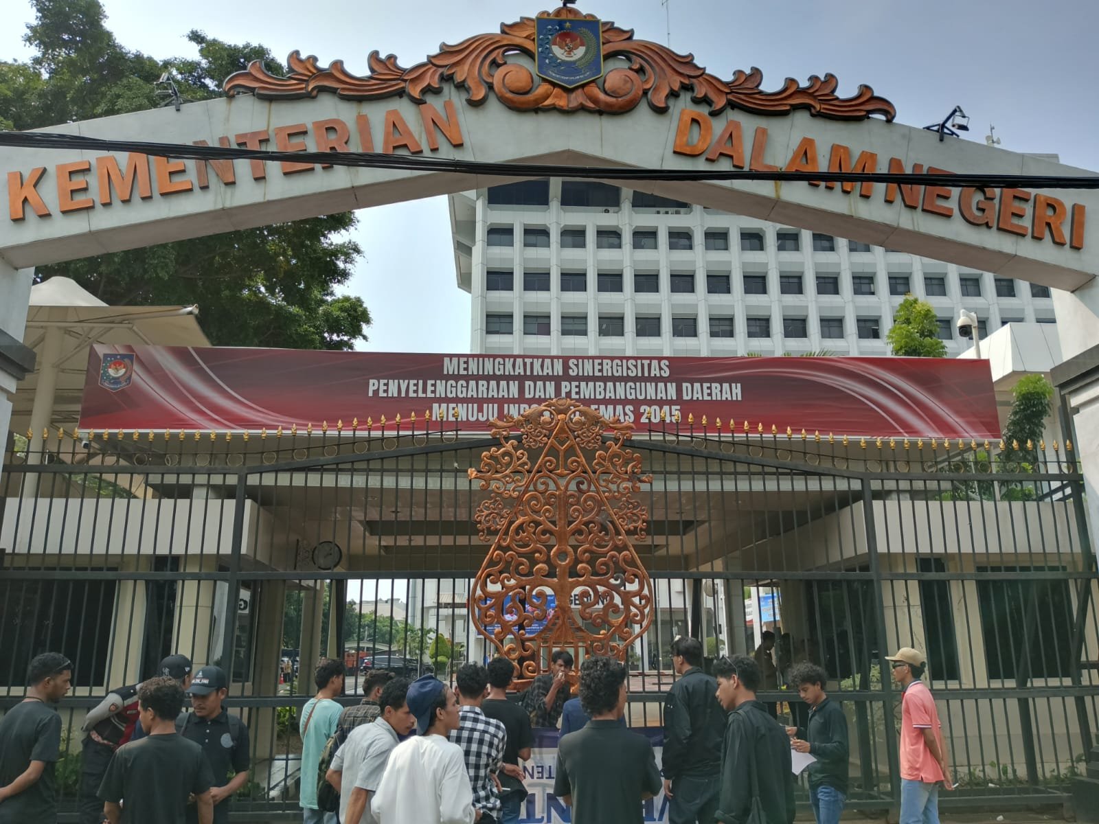 Aksi unjuk rasa mahasiswa INKASTRA di depan Kantor Kemendagri tuntut evaluasi pengangkatan Dirus Perumda Tirta Bhagasasi
