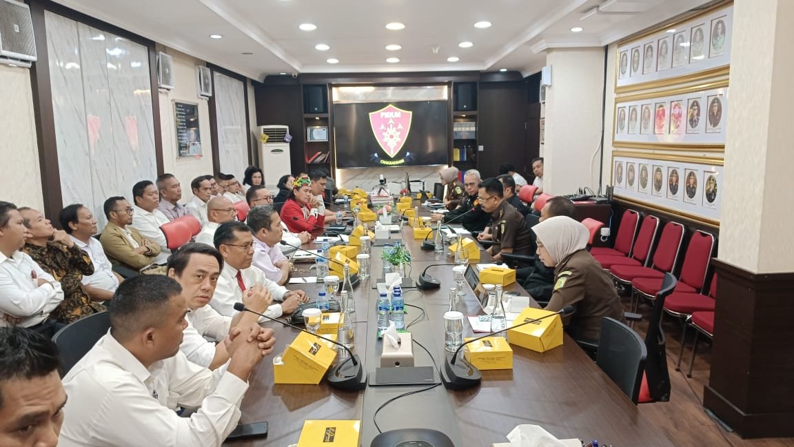 Dr. Appe Hutauruk, S.H., M.H. Guru Besar Hukum dan Saor Siagian Koordinator TUMPAS datangi kejaksaan menumpas premanisme dan budaya koruptif dalam penegakan hukum Indonesia